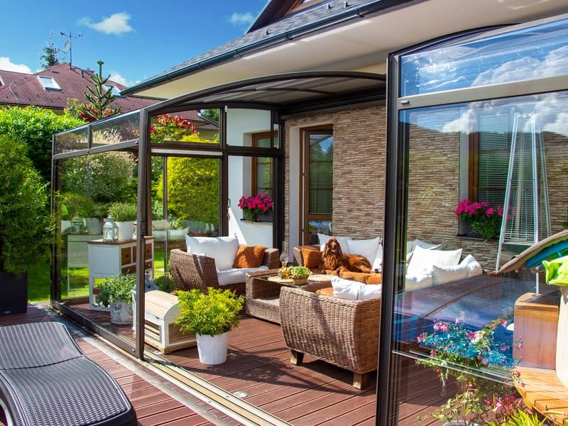 Terrassenüberdachung CORSO Premium mit Sitzgruppe im Innenraum