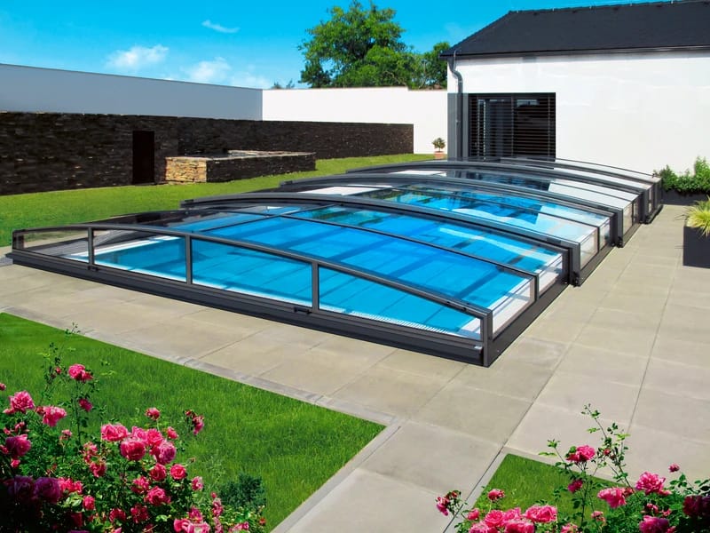Höhere, begehbare Poolüberdachung mit seitlichem barrierefreiem Zugang zum Pool
