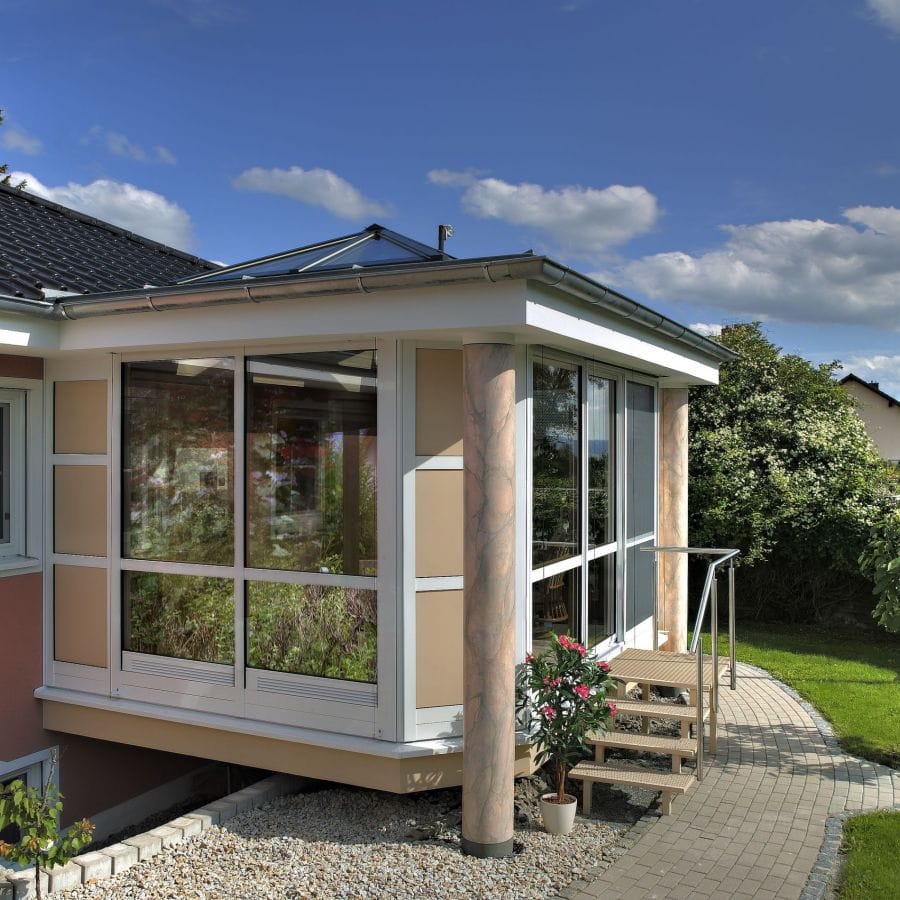 Orangerie-artiger Glasanbau mit klassischem weißem Sprossenwerk