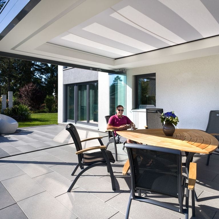 Nahaufnahme einer offenen Terrassenüberdachung mit Holz-Aluminium-Sparren