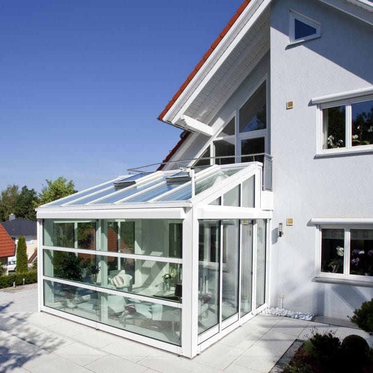 Wintergarten mit schlichter Pultdach-Konstruktion und durchgehender Verglasung (Baumann)