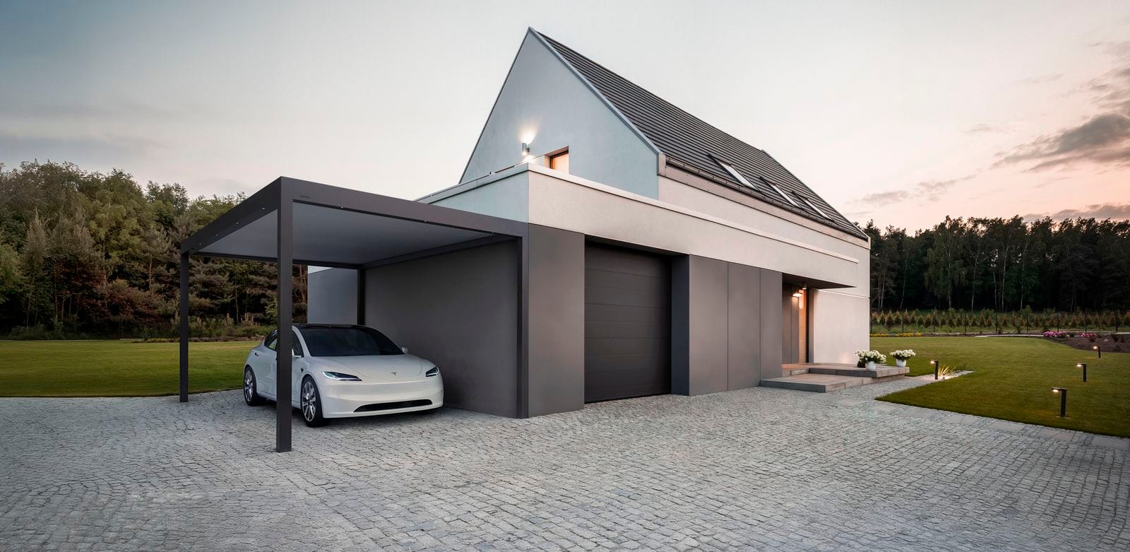 Freistehender Carport mit flachem Aluminiumdach vor einem modernen Einfamilienhaus, Auto darunter geparkt