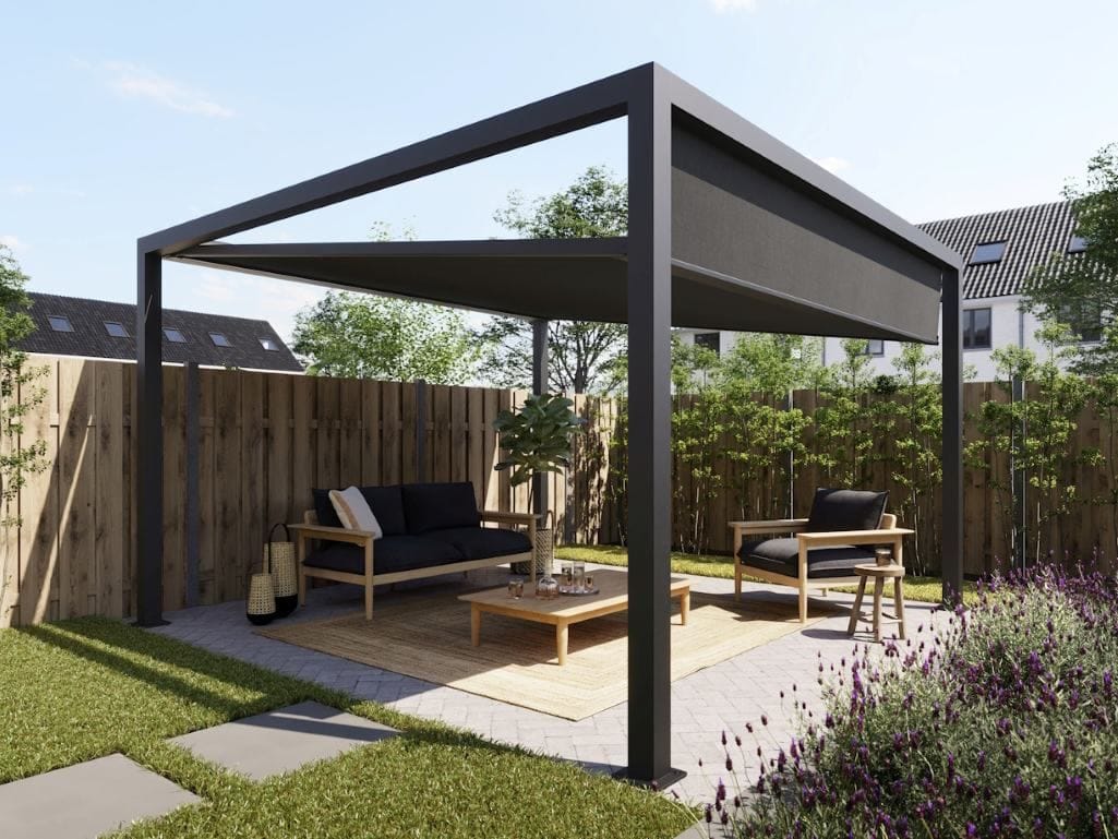Flaches, auf- und abfahrbares Tuchdach über einer Terrasse mit Loungemöbeln