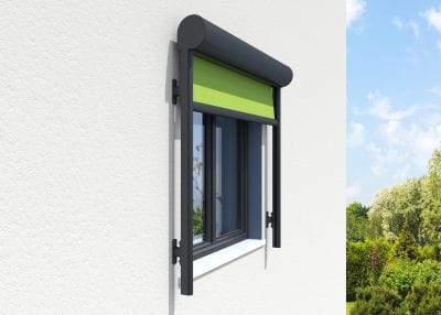 Senkrechtmarkise mit Führungsschiene an einem Fenster einer verputzten Hausfassade