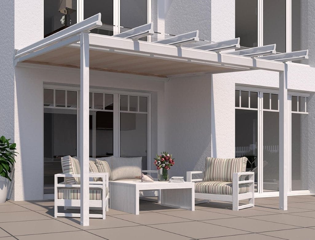 Modernes Terrassendach mit Glasdach an einer hellen Hausfassade, Loungemöbel auf der Terrasse darunter