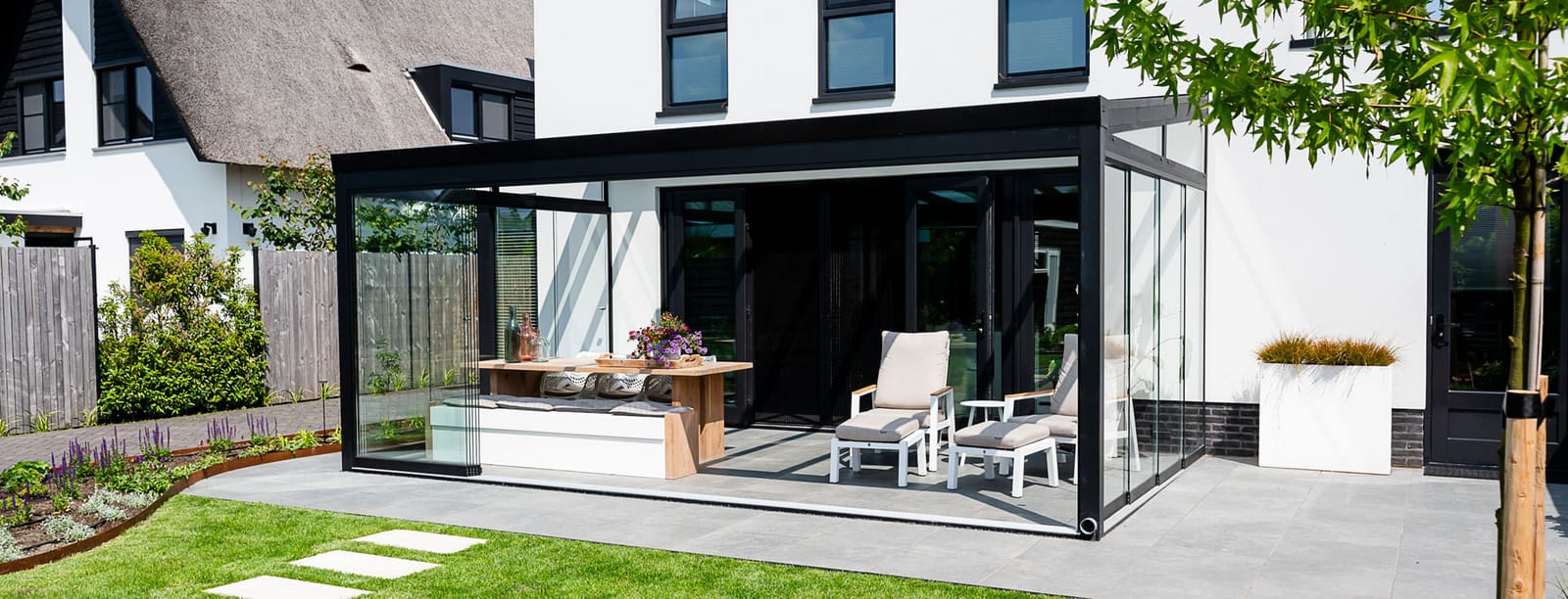 Terrassenüberdachung mit stabiler Aluminiumkonstruktion über große Breite