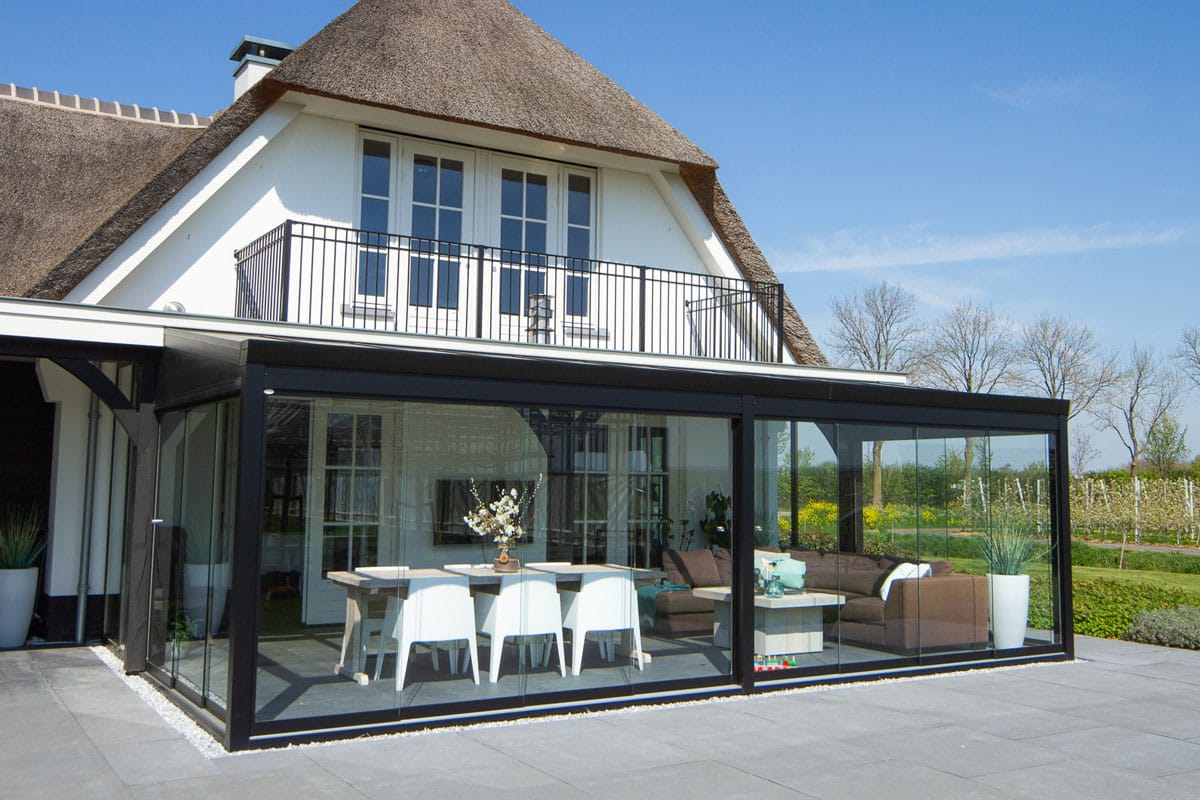 Terrassenüberdachung mit Aluminiumprofilen und großer Spannweite