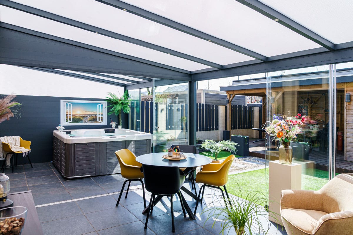 Terrassenüberdachung mit Polycarbonat-Dach an einem modernen Wohnhaus