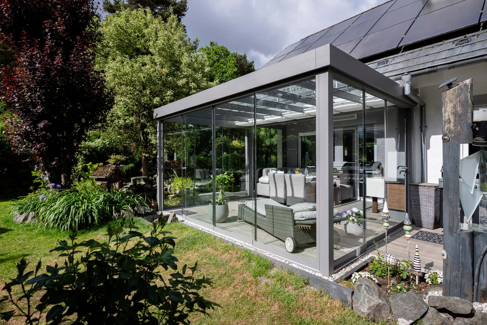 Referenzprojekt eines Flachdach-Gartenzimmers an einem Backsteinhaus