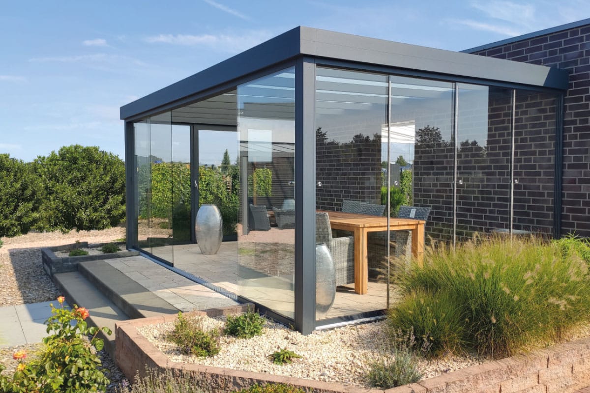 Terrassenüberdachung mit Glasdach und schlanken Aluminiumstützen