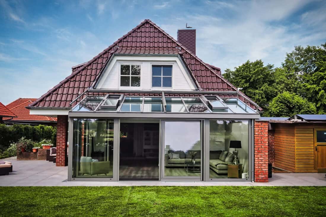 GEWE Aluminium-Wintergarten am Einfamilienhaus, Außenansicht mit schlanken anthrazitfarbenen Profilen