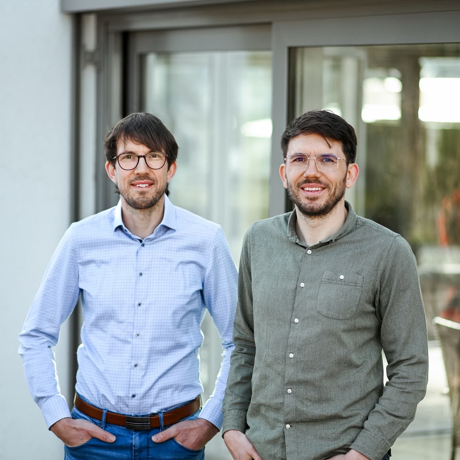 Daniel und Fabian Rieder, Geschäftsführer von Kalverkamp, vor einer Terrassentür