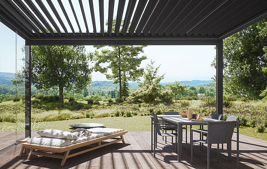 Nahaufnahme schwenkbarer Aluminiumlamellen eines Terrassendachs, teilweise geöffnet mit Lichteinfall
