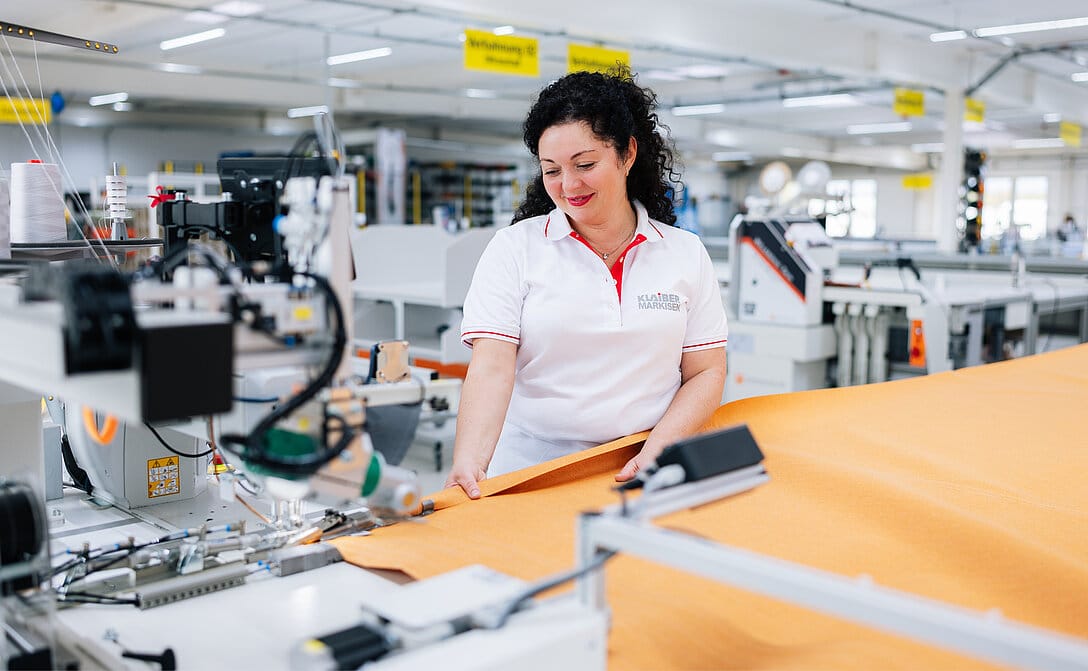 Näherei-Werkstatt mit Markisentuch auf einer industriellen Nähmaschine