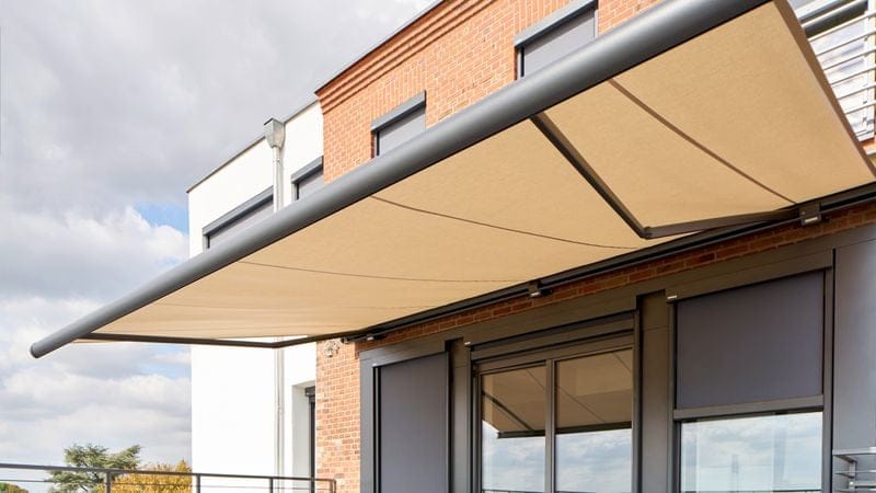 Terrassenüberdachung mit Glasdach und seitlicher Senkrechtmarkise als zusätzlicher Sichtschutz