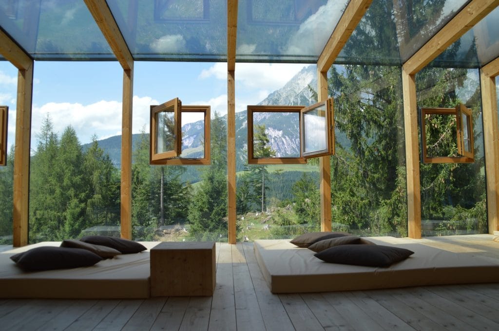 Unbeheizter Kaltwintergarten mit Holzbalken-Konstruktion und Panoramaverglasung (Martin Wintergärten)