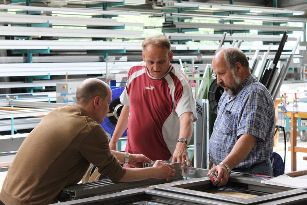 Team von Martin Wintergärten bei der Montage eines Rahmenprofils in der Werkhalle