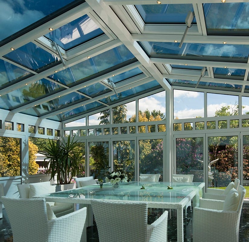 Wintergarten-Innenraum mit Glasdach, Sonnenschutzglas und Essbereich (masson)