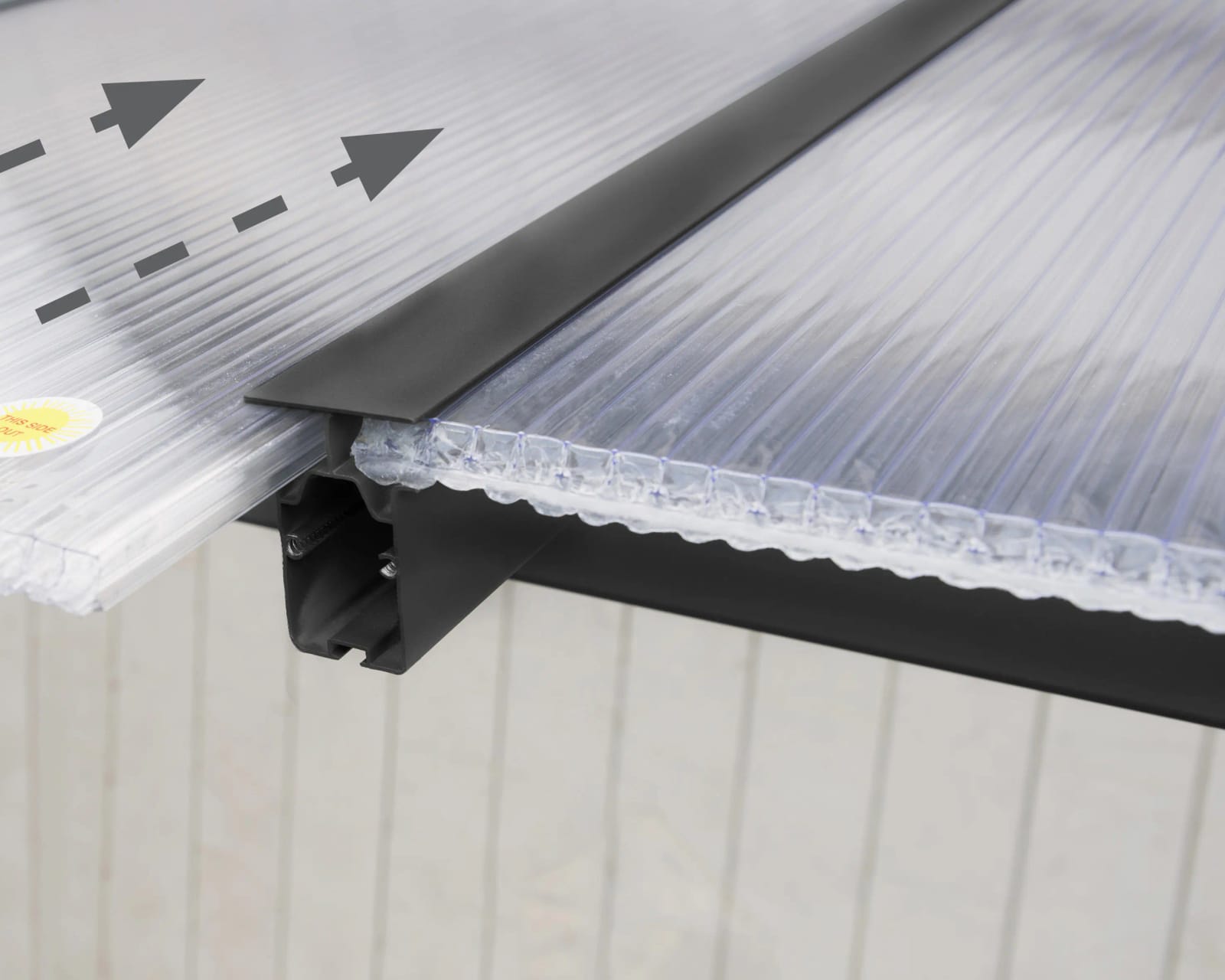 Aluminium-Verbindungsprofil zwischen zwei Stegplatten mit Gummidichtung, Nahaufnahme