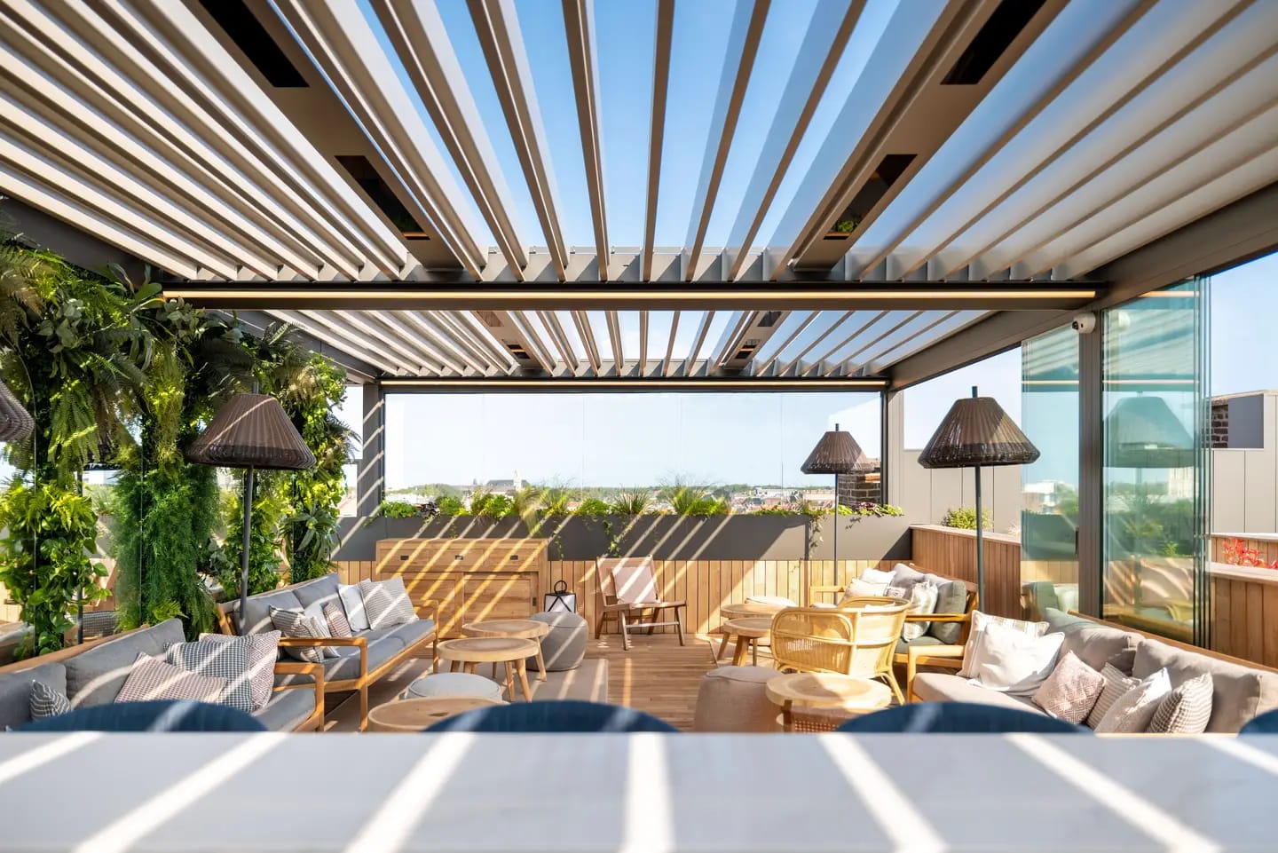 Großflächiges Aluminium-Lamellendach in geschlossener Stellung über einer Dachterrasse