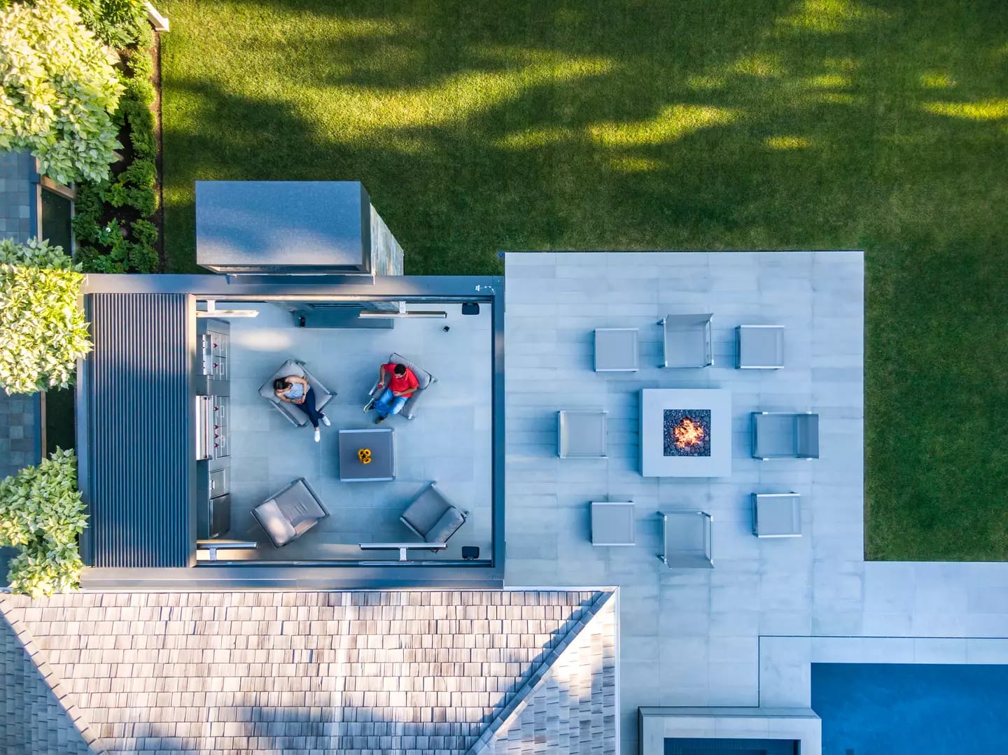 Luftaufnahme eines Wohnhauses mit großflächiger Terrassenüberdachung im Garten