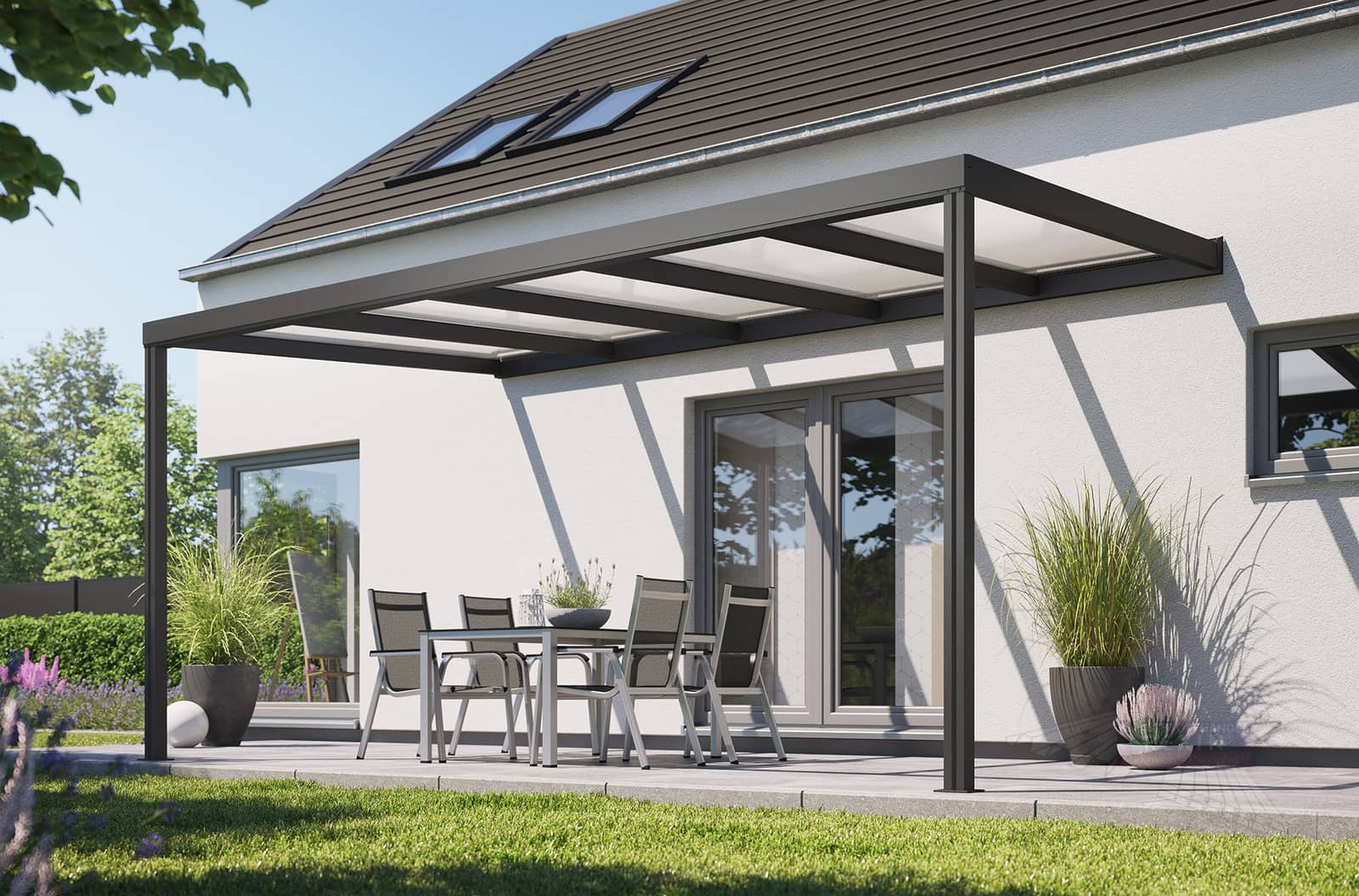 Alu-Terrassenüberdachung in Anthrazit mit Stegplatten-Eindeckung über einer Terrasse mit Sitzgruppe (Rexin REXOconomy)