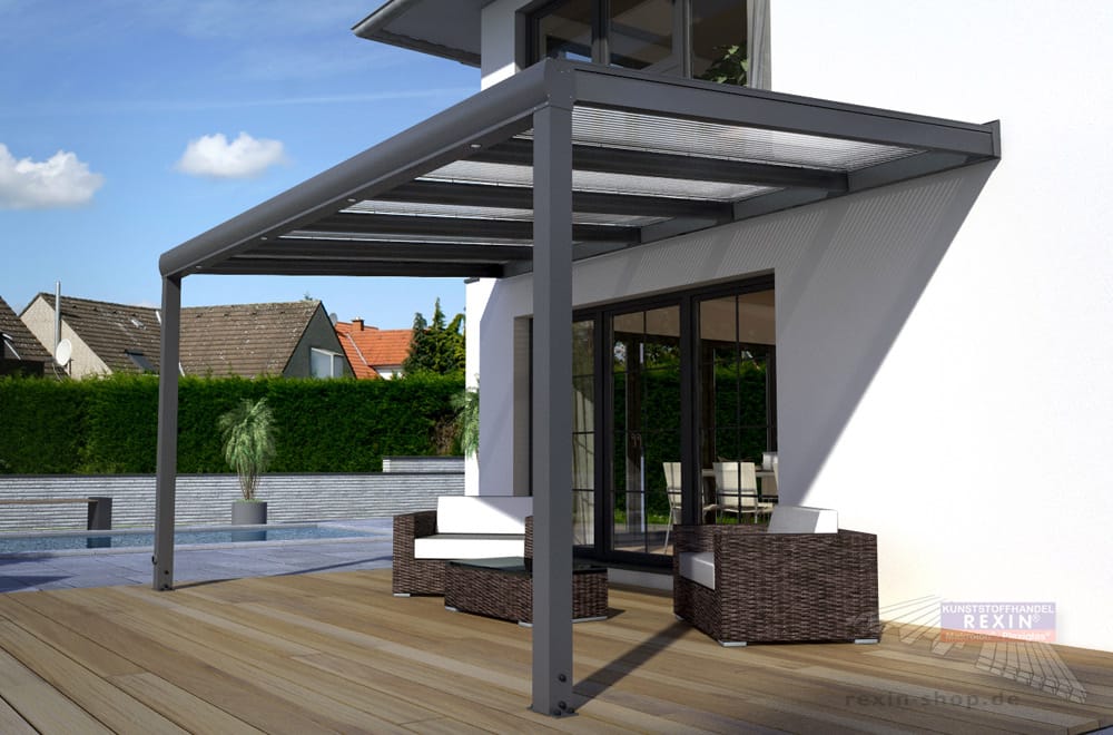 Rexin REXOpremium Alu-Terrassenüberdachung in Anthrazit an einem modernen Einfamilienhaus mit Sitzecke und Pool