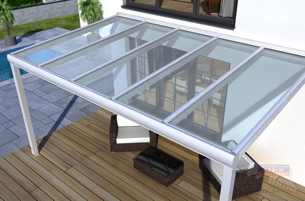 Weiße Terrassenüberdachung mit Eindeckung aus Verbundsicherheitsglas über einer Poolterrasse
