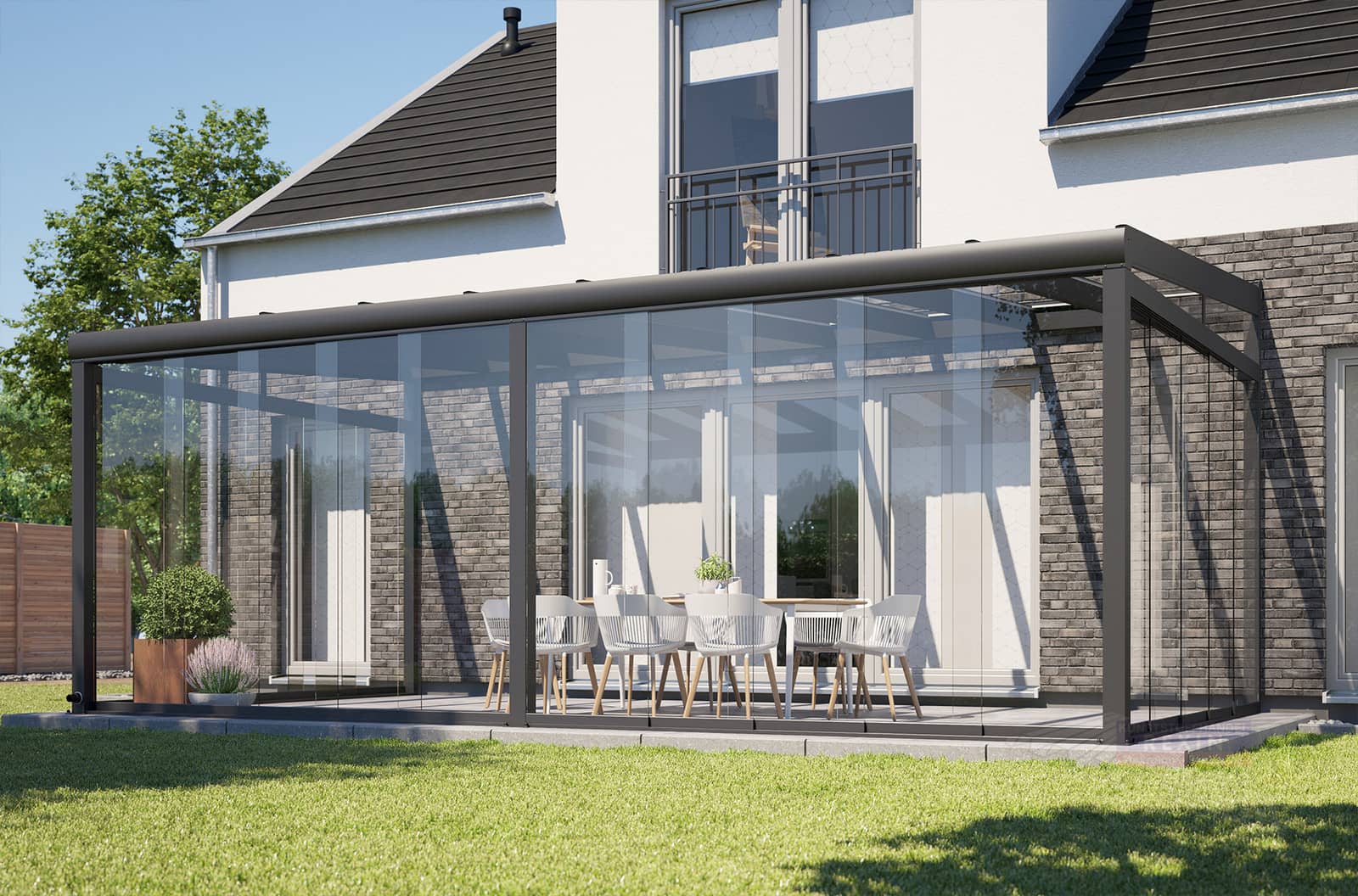 Rexin REXOslide Glasschiebewand in Anthrazit unter einer Terrassenüberdachung, teilweise geöffnet