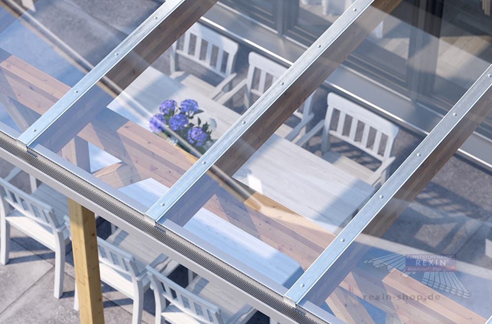 Detailansicht einer Dachverglasung mit Aluminiumprofilen über einer Terrasse