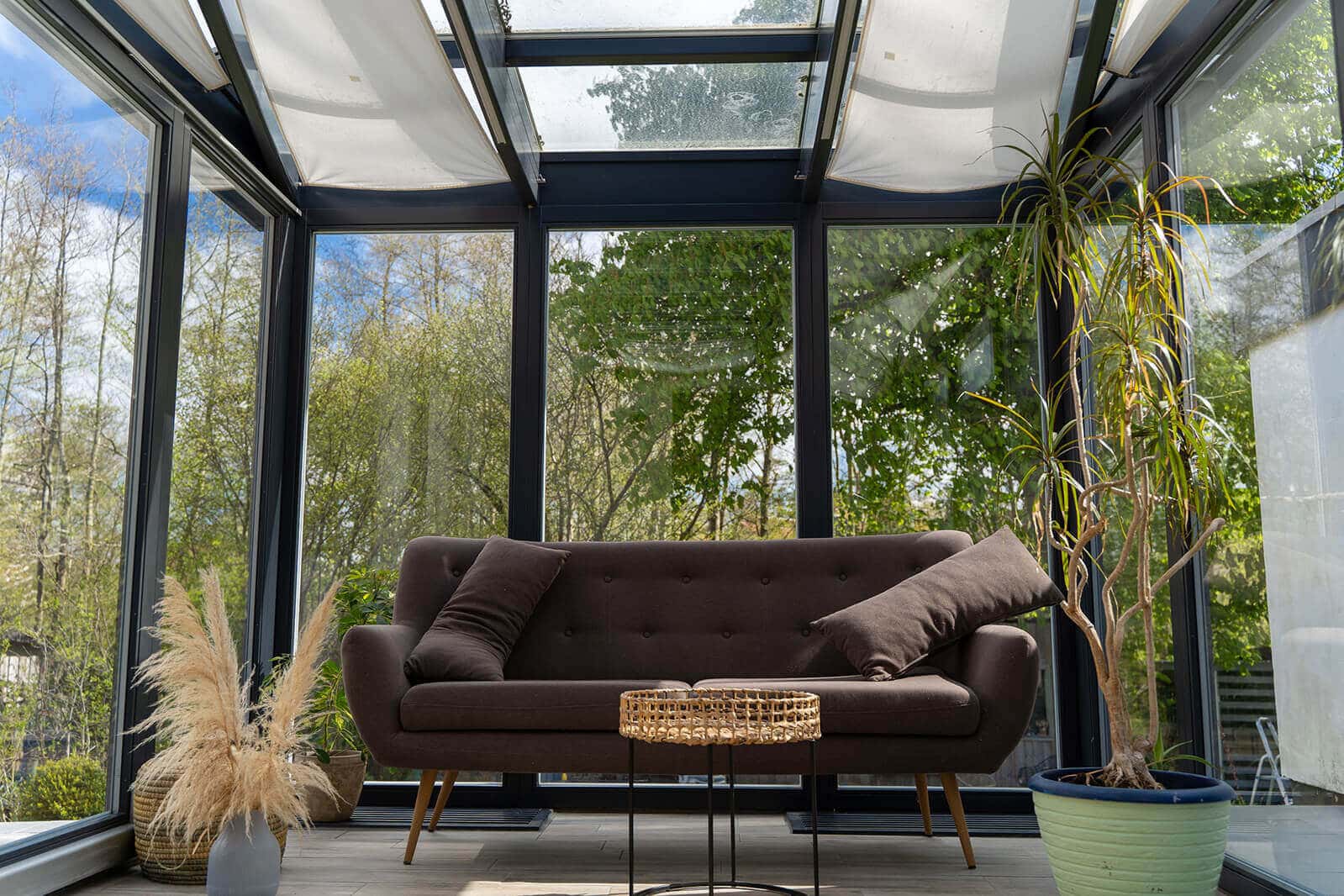 Schennjesse Wohnwintergarten mit Accoya-Holzkonstruktion und Lounge-Sitzbereich