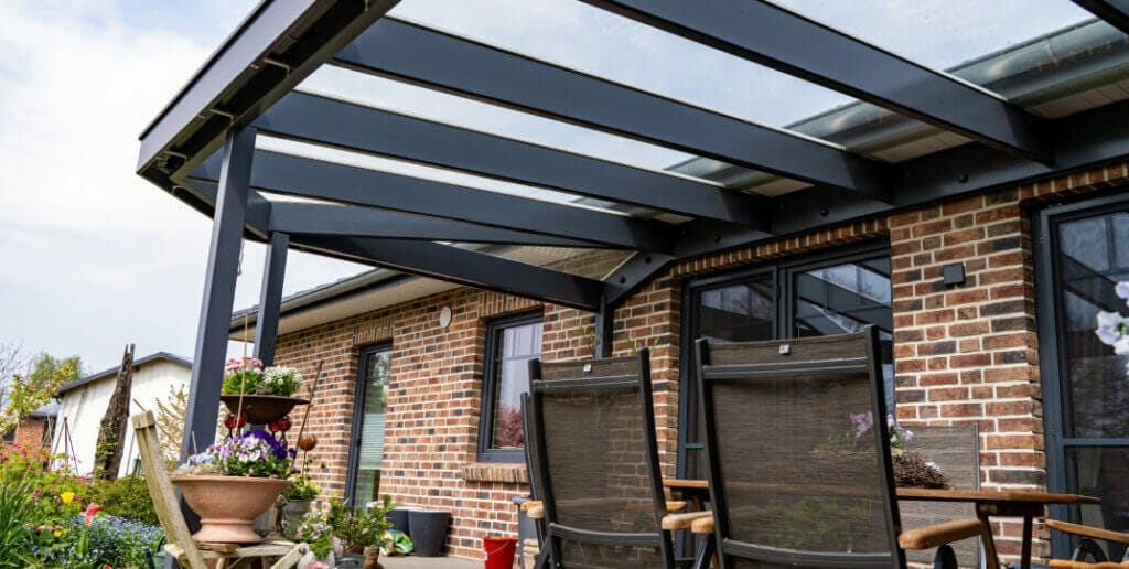 Schennjesse Terrassenüberdachung aus Holz mit Glasdach
