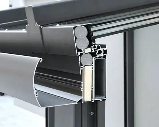 Aufgeschnittenes Aluminium-Rahmenprofil mit thermischer Trennung, Dichtungen und Glasfalz