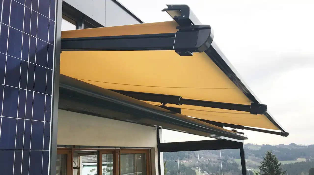 Terrassenüberdachung an einem Poolhaus mit Glasfronten und Sitzgruppe