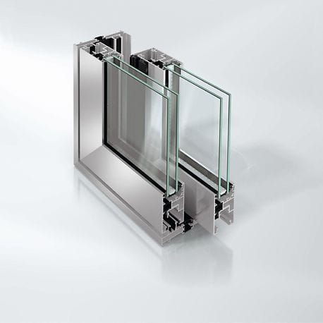 Schnittdarstellung eines Aluminium-Türprofils mit Mehrfachverglasung vor neutralem Hintergrund