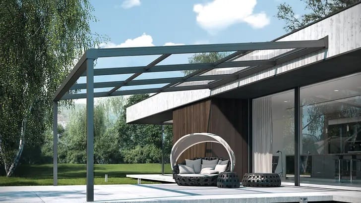 Schüco PRC 50 Terrassendach als moderne Pergola-Konstruktion mit Loungebereich
