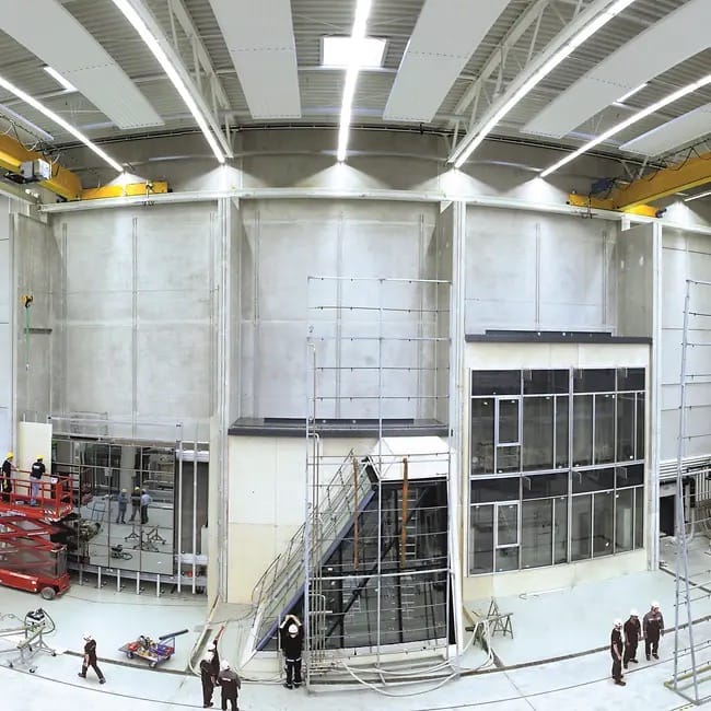 Schüco Technologiezentrum Bielefeld, Prüfhalle mit Mitarbeitern bei Bauteiltests