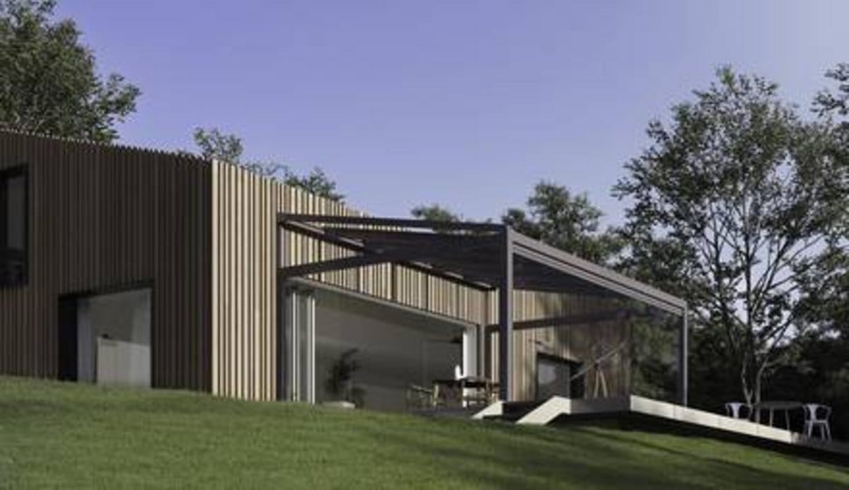 Dunkles Aluminium-Terrassendach an einem Haus mit Holzfassade am Hang