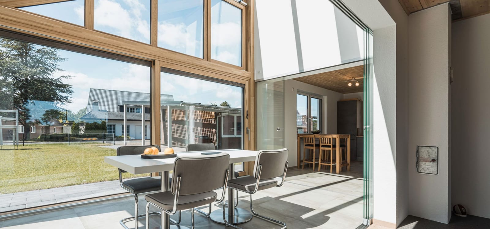 Solarlux SDL Avantgarde Wintergarten mit sichtbarer Holzkonstruktion und Esstisch