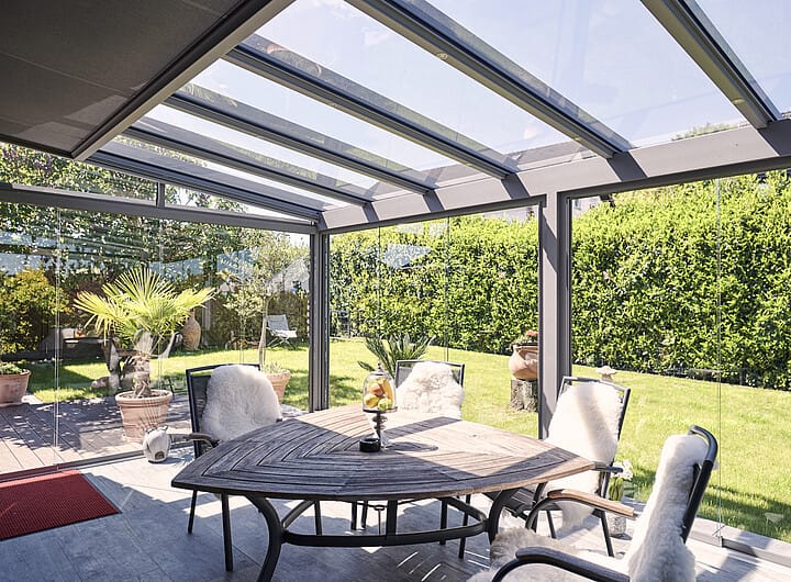 Sommergarten Riva mit geneigtem Glasdach über einer Terrasse