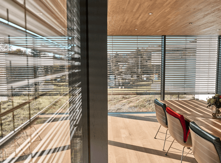 Wohnwintergarten im Bauhausstil mit reduzierter Sprossenoptik und Panoramaverglasung
