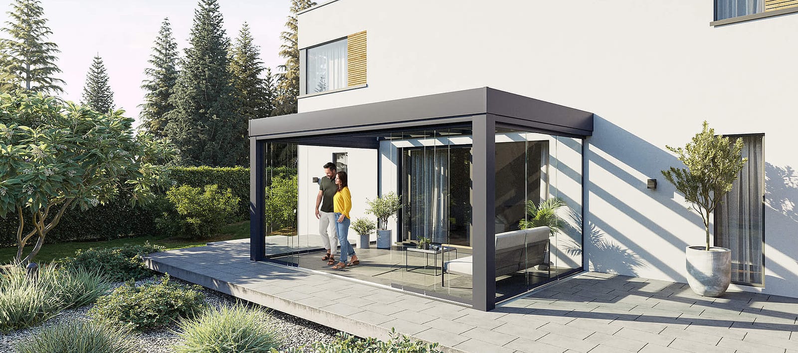 Offene Terrassenüberdachung aus Aluminium mit Glasdach an einem weißen Wohnhaus, Paar tritt unter das Dach