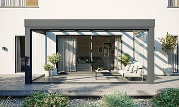 Kubische Terrassenüberdachung aus Aluminium, seitlich mit Glaselementen geschlossen, Loungemöbel darunter
