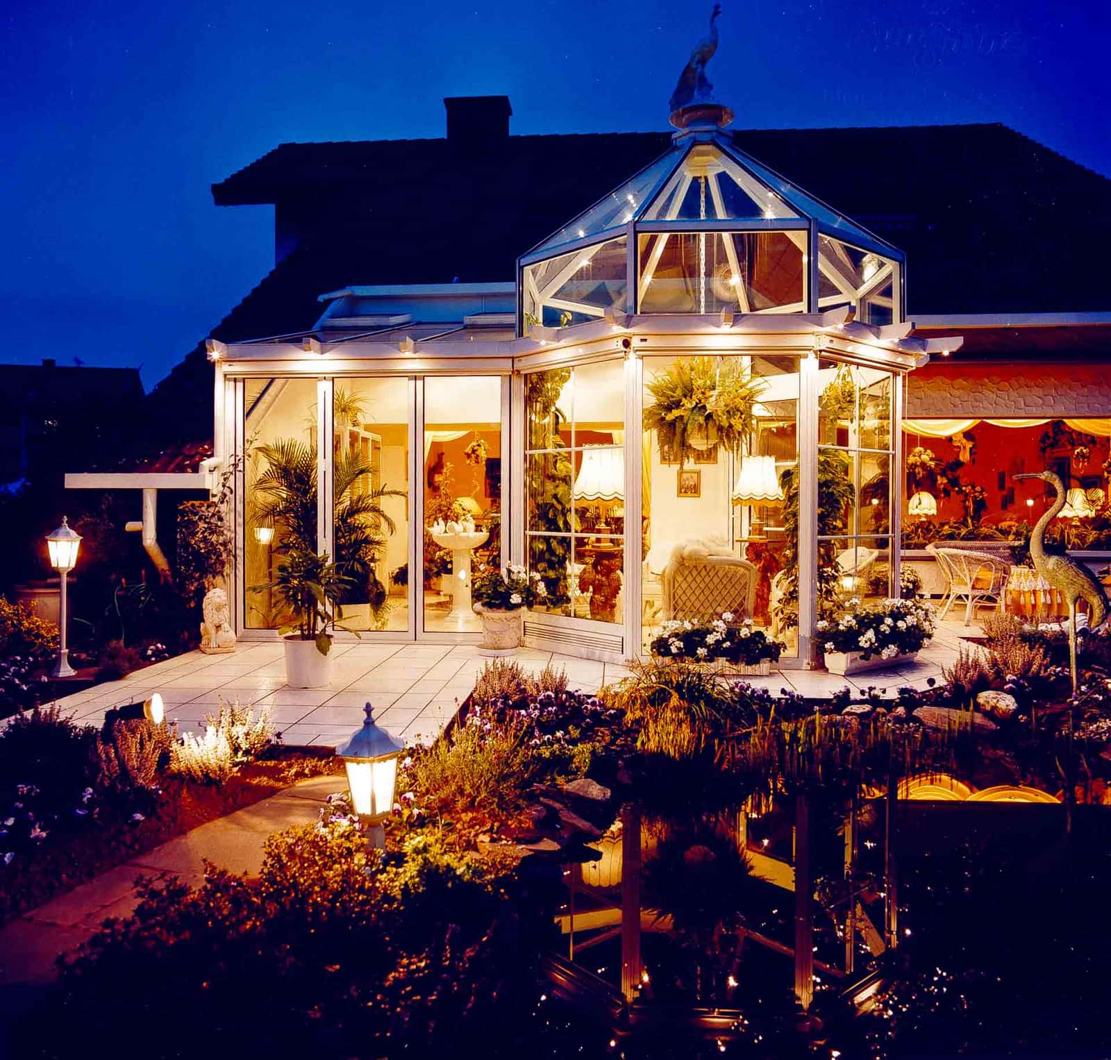 Sunshine DecoArt Wintergarten mit Türmchendach bei Nacht beleuchtet