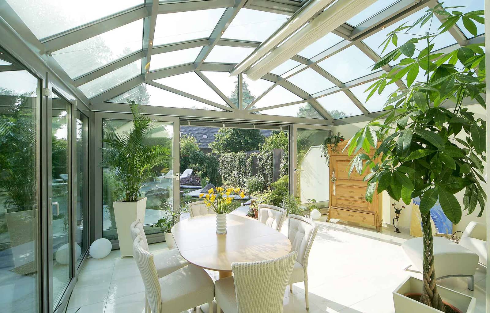 Sunshine SunArt Wintergarten von innen mit Segmentbogendach und Esstisch