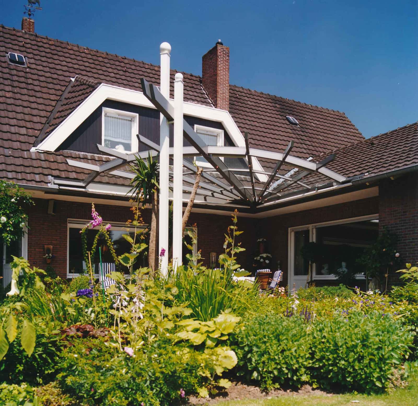Sunshine Terrassenüberdachung mit weißen Pfosten und beweglichen Dachsegmenten
