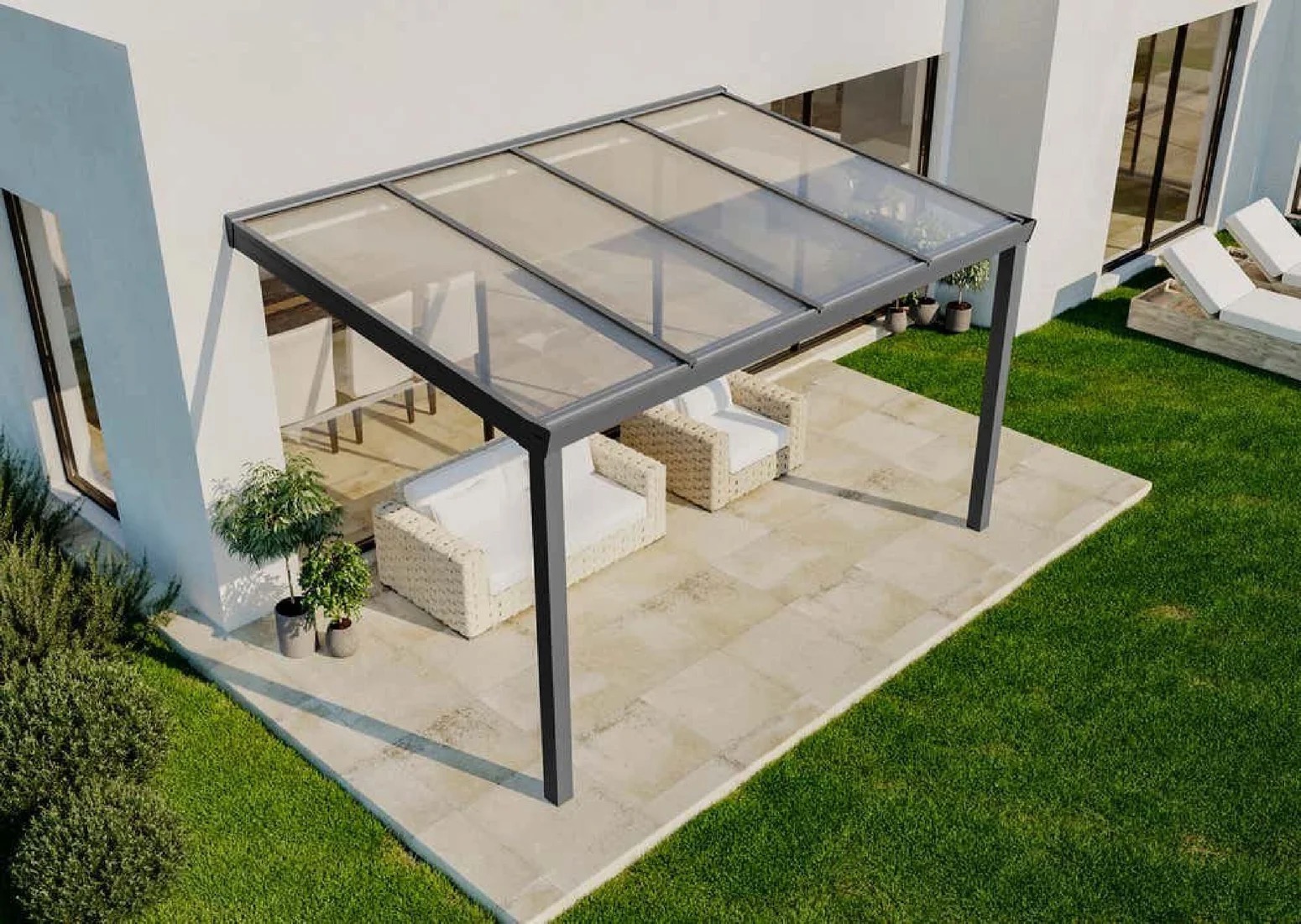 Terrando Terrassenüberdachung Classic aus Aluminium mit Glasdach über einer Sitzecke am Haus