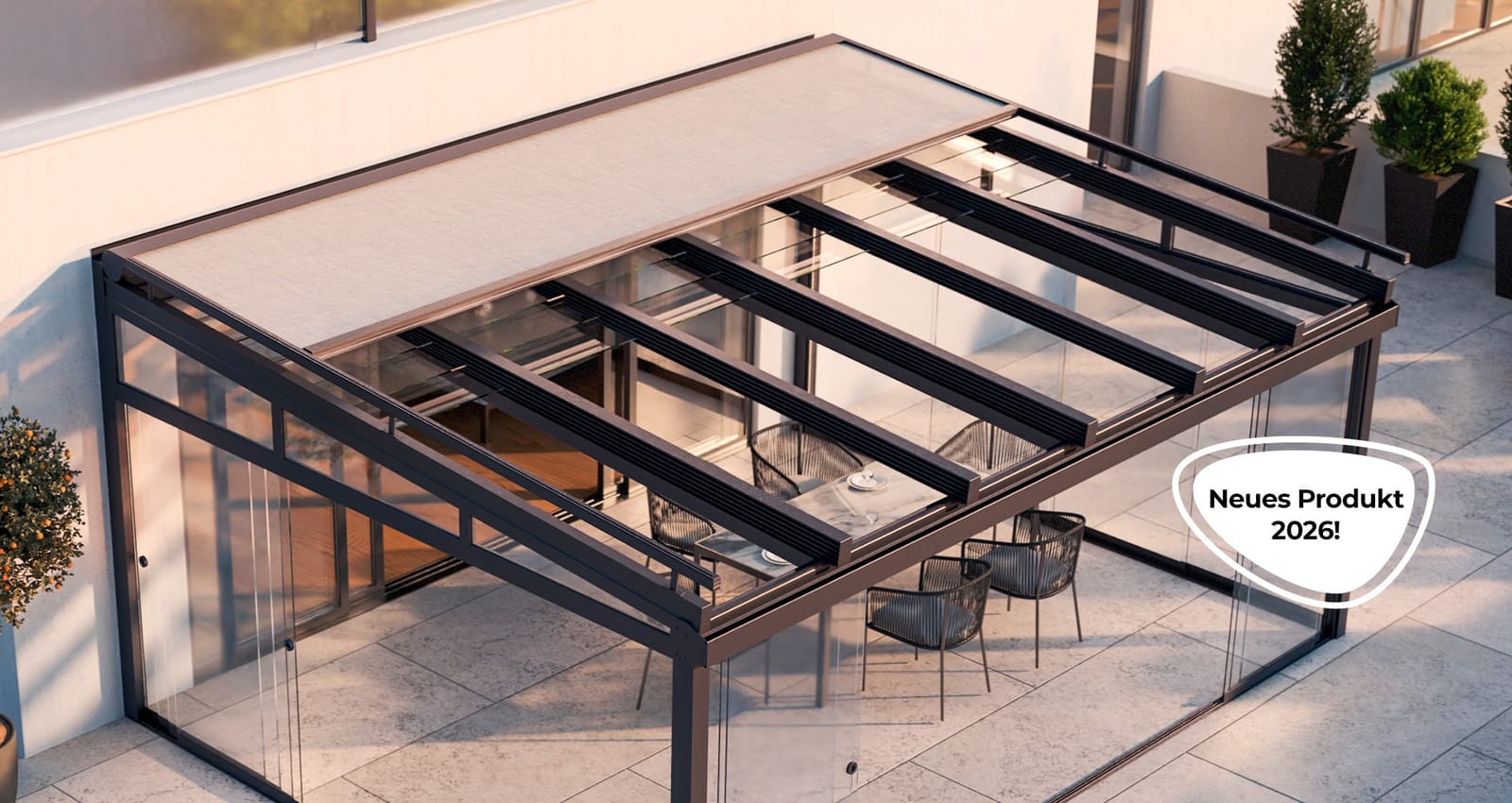 Terrasse mit verschiebbarem Glasdach aus dunklem Aluminium über einer Sitz- und Essgruppe
