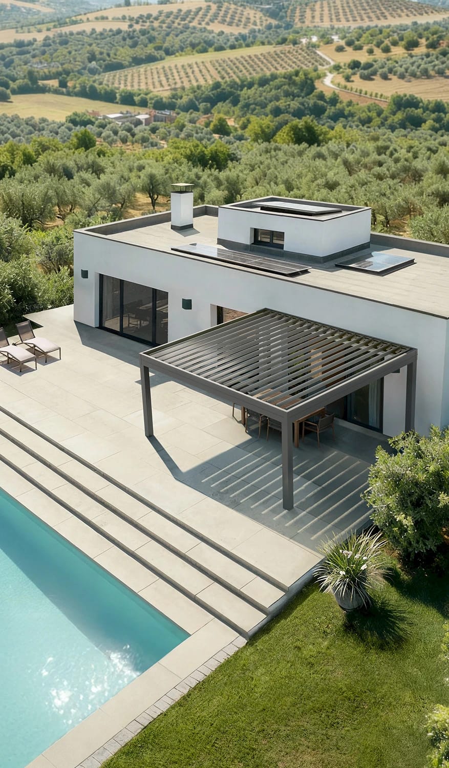 Terrassenüberdachung mit Glasdach und Aluminiumrahmen, Blick von schräg oben auf eine Sitzgruppe
