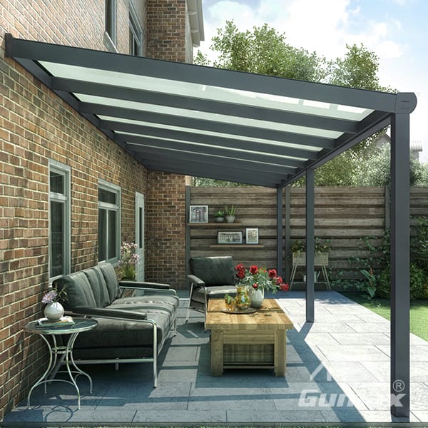 Terrassenüberdachung mit Milchglas-Dacheindeckung für blickdichten Sonnenschutz
